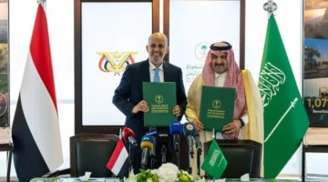 اليمن والسعودية توقعان اتفاقية دعم مالي بـ1.3 مليار ريال لتغطية المرتبات